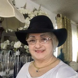 Meet your Posher, Esperanza